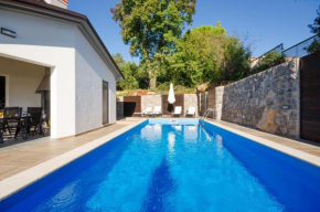 Villa Icici-new villa with an outdoor pool